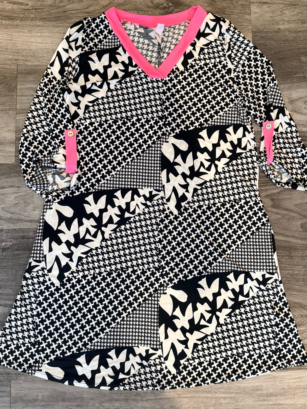 HoneyMe Black & White Geometric V-Neck Tunic Dress with Pink Trim NWOT - Picture 2 of 5